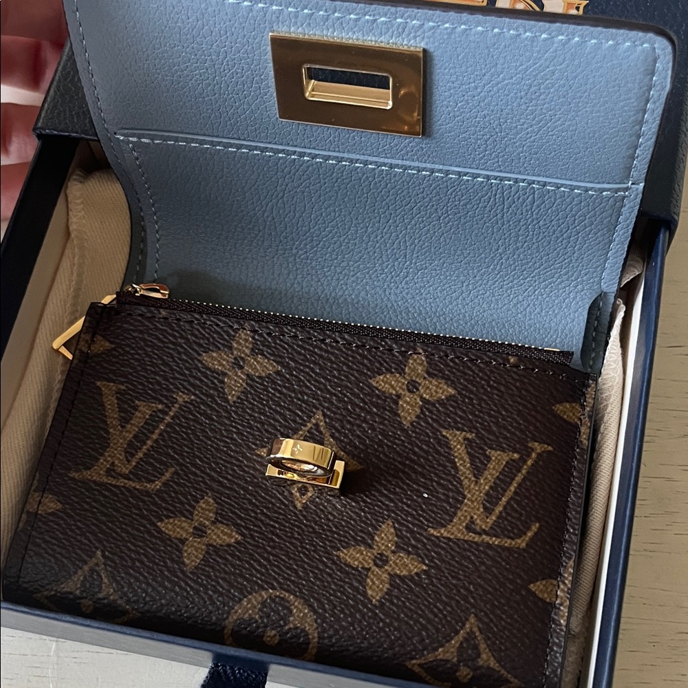 Louis Vuitton “On My Side” wallet in Greige - Picture 3 of 12